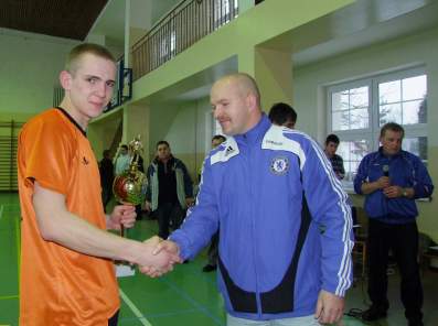 Puchar "Beskidu" dla kapitana zwyciskiej druyny z Raciechowic.