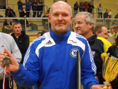 Piotr Bukowiec z pucharem za II miejsce w Futsalimie.