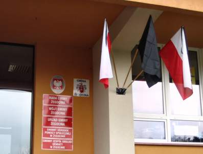 aobne flagi na budynku UG w egocinie.