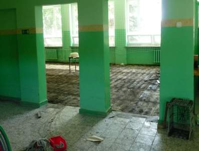 Zniszczone pomieszczenia w szkole w Woli Przemykowskiej.
