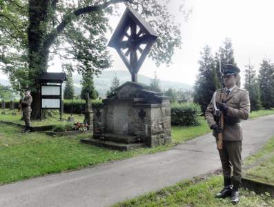 Warta honorowa na cmentarzu I wojny wiatowej nr 302 w egocinie.