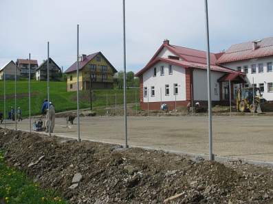 Budowa boiska ze sztuczn nawierzchni w Rozdzielu.
