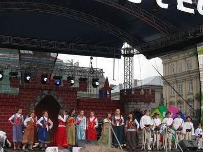 Koncert "Grosika" na estradzie przed Wie Rauszow w Krakowie.