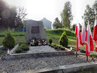 Pomnik ku czci S. Bohanesa i lotnikw nioscych pomoc Powstaniu.