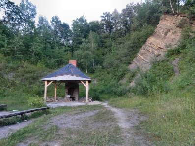 Altanka z grillem w Parku Geologicznym w egocinie.