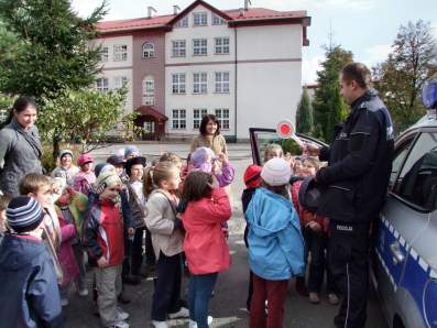 Spotkanie policjanta z egociskimi przedszkolakami.