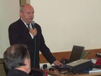 Tadeusz Olszewski przedstawia prezentacj kompterow.