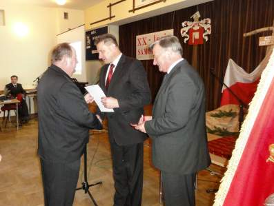 Dyplom i medal dla Ludwika Wgrzyna.