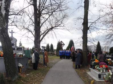 Ceremonia skadania kwiatw na cmentarzu I wojny wiatowej w egocinie.