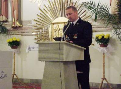 Wojciech Kpa podczas czytania modlitw. 
