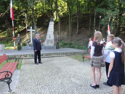 Uroczysto przy pomniku Ofiar II Wojny wiatowej w egocinie - 01.09.2011.