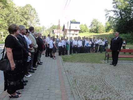 Uroczysto przy pomniku Ofiar II Wojny wiatowej w egocinie - 01.09.2011.