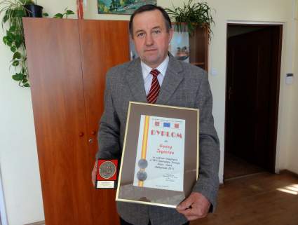 Zbigniew Nokiewicz prezentuje otrzymany dyplom i medal dla wjta.
