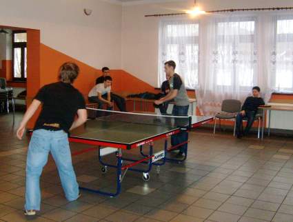 Turniej tenisa stoowego w wietlicy Wiesjkiej w kcie Grnej.