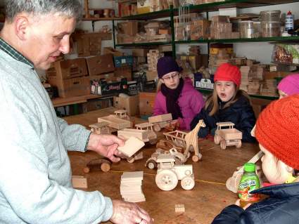 W warsztacie Jana Tyndla produkujcym zabawki drewniane.