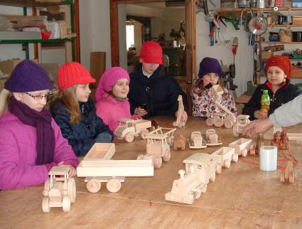 W warsztacie Jana Tyndla produkujcym zabawki drewniane.