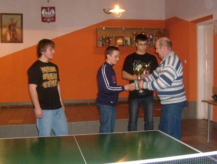 Turniej tenisa stoowego w wietlicy Wiesjkiej w kcie Grnej.