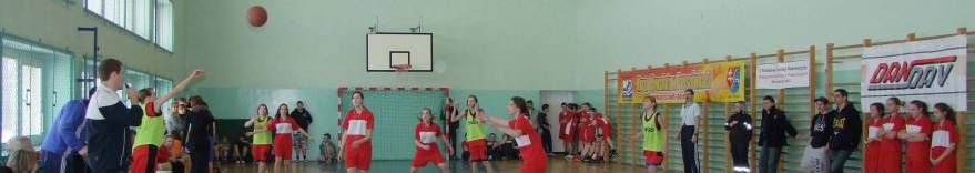 Turniej koszykwki. W czerwonych stronach dziewczta z MDP OSP Bytomsko.