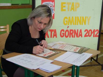 Katarzyna Kaszuba podczas wypisywania dyplomw.