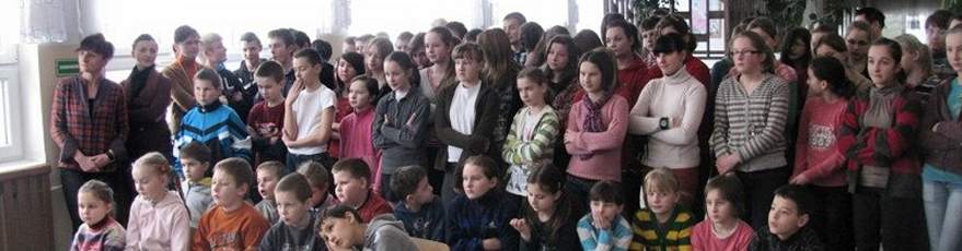 Modzie szkolna na spotkaniu z policjantem i Stra Graniczn.