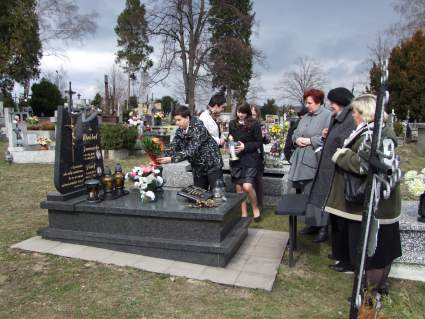 Delegacja uczestnikw przy grobie Jzefa Wrbla.