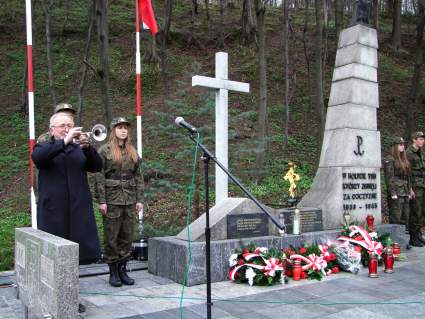 Uroczysto patriotyczna pod Pomnikiem w egocinie  - 17.04.2012 r.