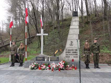 Uroczysto patriotyczna pod Pomnikiem w egocinie  - 17.04.2012 r.