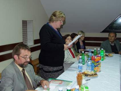 Maria Juszczyk skada czyta protok komisji mandatowej.