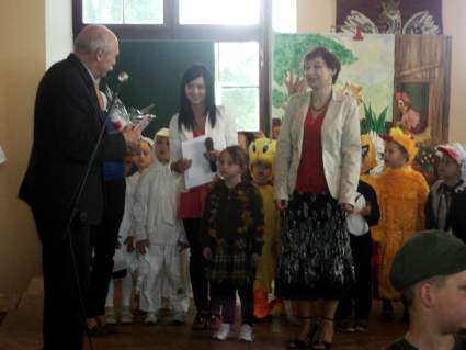 egociskie przedszkolaki ze spektaklem w Nowym Winiczu - 13.06.2012.