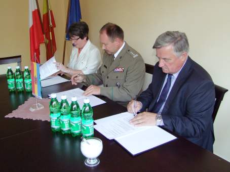 Podpisanie porozumienia w sprawie Klasy Stray Granicznej LO w egocinie - 30.08.2012 r.