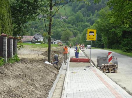 Budowa chodnika przy drodze gminnej w Rozdzielu Dolnym.