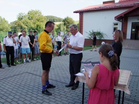 Dyplom i puchar dla kapitana druyny OSP Bytomsko.