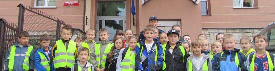 Uczniowie przed Komend Powiatow Policji w Bochni.