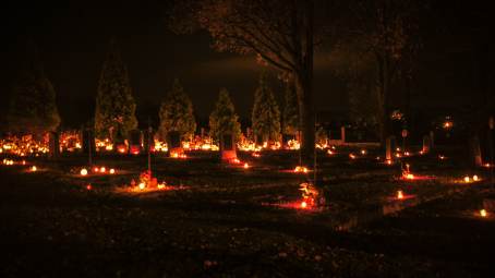 Cmentarz parafialny w egocinie wieczorem  dniu 1 listopada 2013 r.