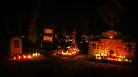 Cmentarz parafialny w egocinie wieczorem  dniu 1 listopada 2013 r.