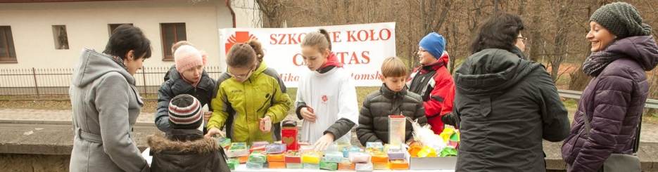 Szkolne Koo Caritas w PSP w Bytomsku na Kiermaszu witecznym w egocinie - 01.12.2013 r.