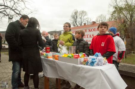 Szkolne Koo Caritas w PSP w Bytomsku na Kiermaszu witecznym w egocinie - 01.12.2013 r.