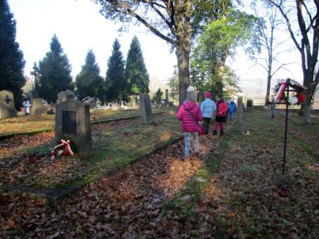 Uczniowie PSP w egocinie na cmentarzach I wojny wiatowej w egocinie.