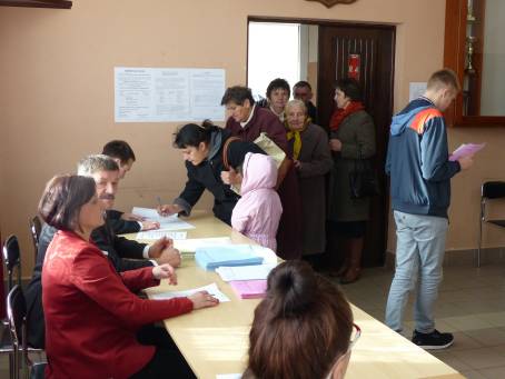 Gosowanie w Obwodowej Komisji Wyborczej nr 4 w Bytomsku.