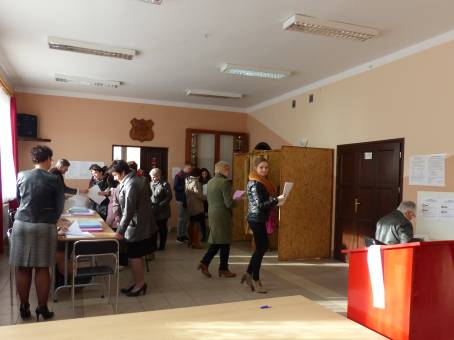 Gosowanie w Obwodowej Komisji Wyborczej nr 4 w Bytomsku.