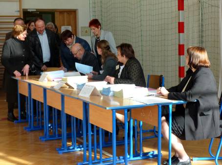 Gosowanie w Obwodowej Komisji Wyborczej nr 2 w Rozdzielu.
