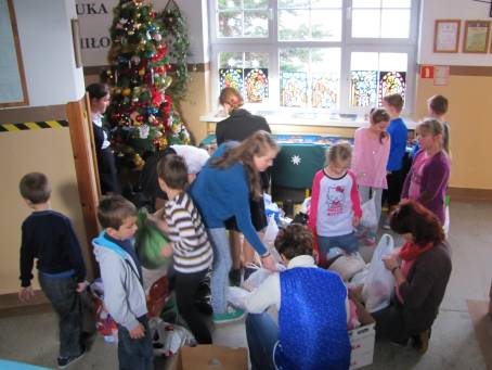 Uczniowie z Gminy egocina dla rwienikw z Ukrainy.