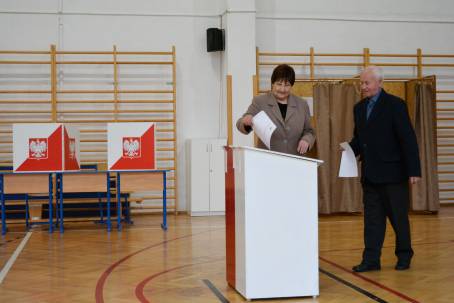 Wybory w Obwodowej Komisji Wyborczej nr 2 w Rozdzielu.