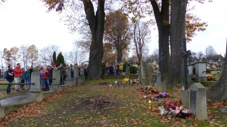 Cmentarz w Trzcianie - pocztek trasy dla kilku grup.