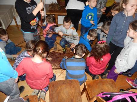 Uczniowie PSP w Bytomsku w Orodku Edukacji Regionalnej w Starym Winiczu.
