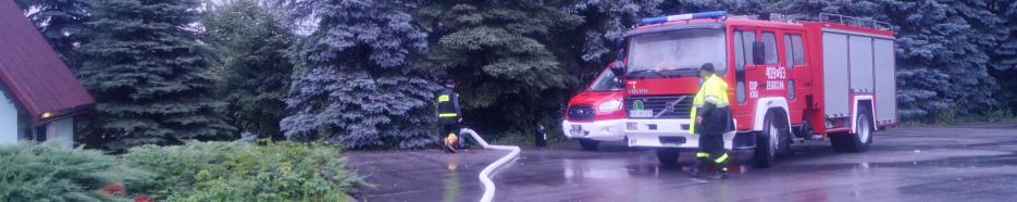 Strażacy wypompowują wodę w Żegocinie.