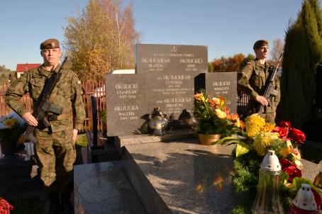 Terytorialsi przy grobach żołnierzy AK.