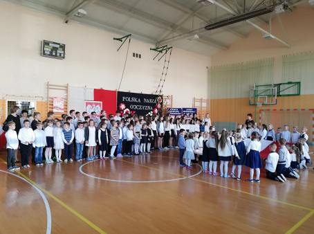 Śpiewanie Hymnu Polski w Szkole Podstawowej w Bytomsku.