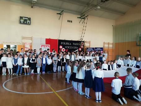 Śpiewanie Hymnu Polski w Szkole Podstawowej w Bytomsku.