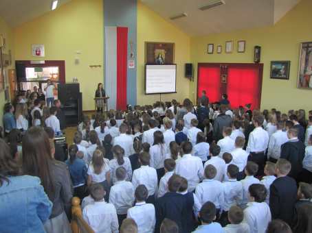 Śpiewanie Hymnu Polski w Szkole Podstawowej w Żegocinie